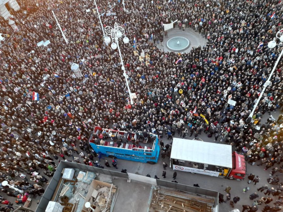 Trg bana Jelačića iz zraka: Pogledajte slike današnjeg prosvjeda
