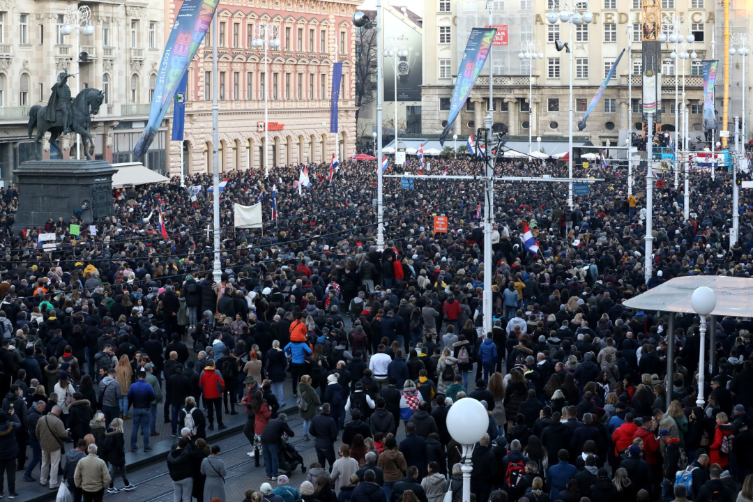 Završio prosvjed u Zagrebu: Pogledajte atmosferu u Zagrebu, okupljene i transparente koje su nosili