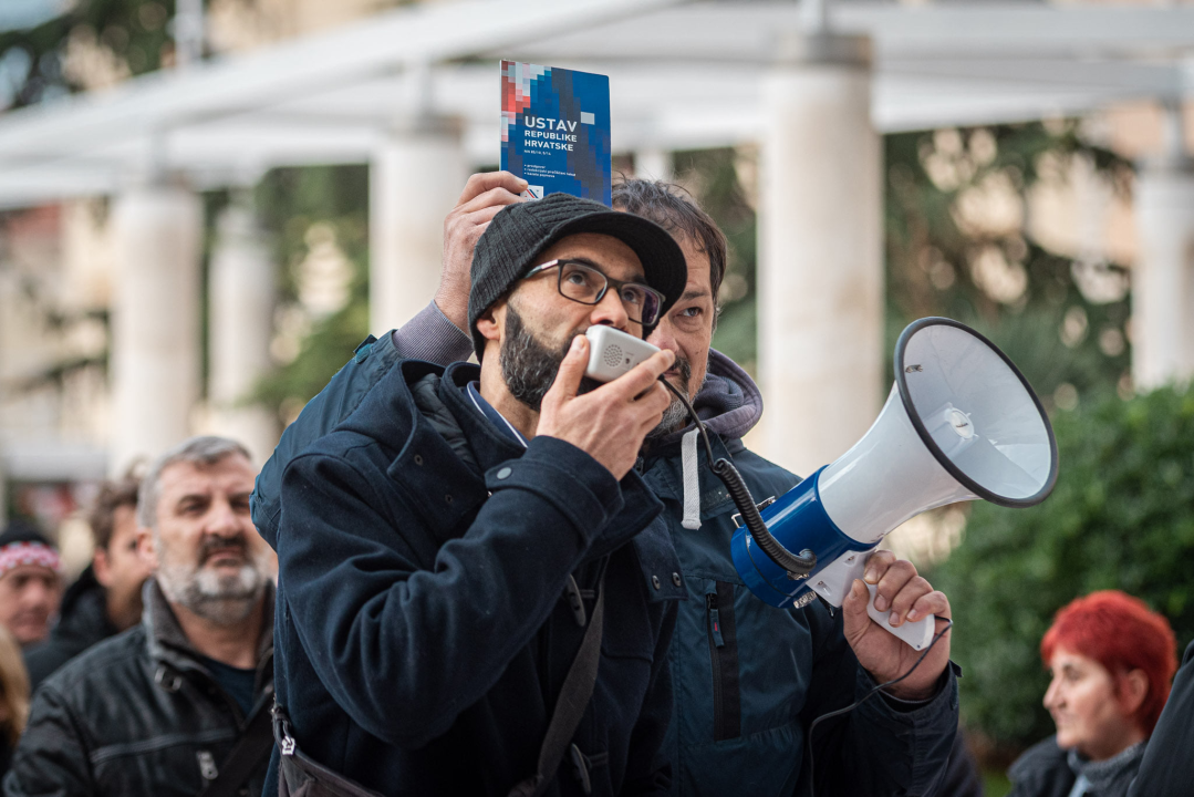 Prosvjednici protiv mjera jutros pred gradskom i županijskom upravom: Spominjali NDH, naciste i logore pa došli pred ŠibenikIN 
