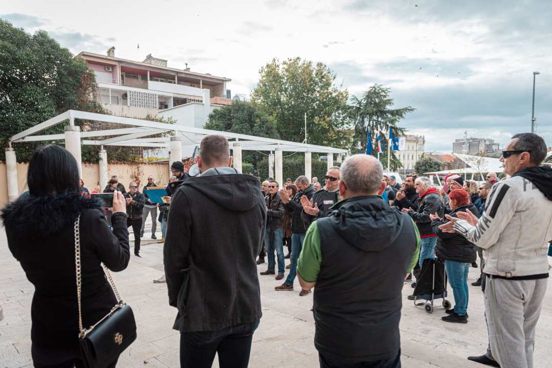 Prosvjednici protiv mjera jutros pred gradskom i županijskom upravom: Spominjali NDH, naciste i logore pa došli pred ŠibenikIN 
