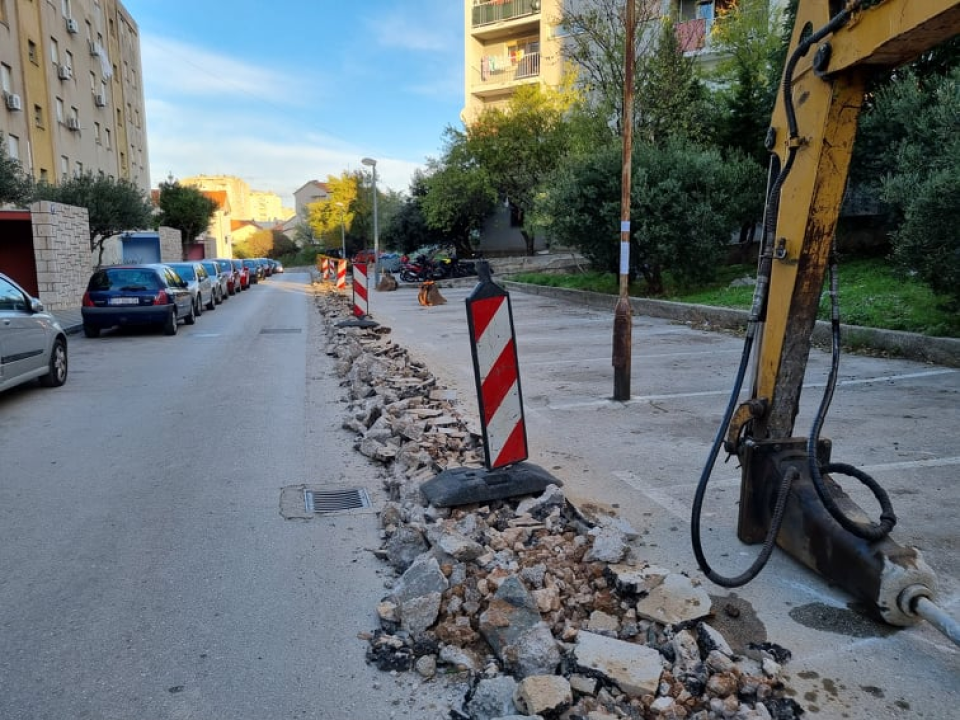 U Ulici branitelja Domovinskog rada opet započeli radovi: Uređuje se nogostup, parkirna mjesta i postavlja prometna signalizacija 