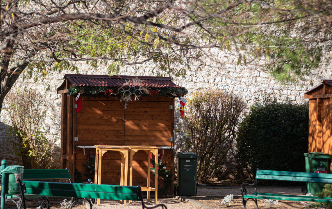 Sve je spremno za Adventuru: Kućice u đardinu otvaraju u 17,  a koncert BluVinila počinje u 20 sati 