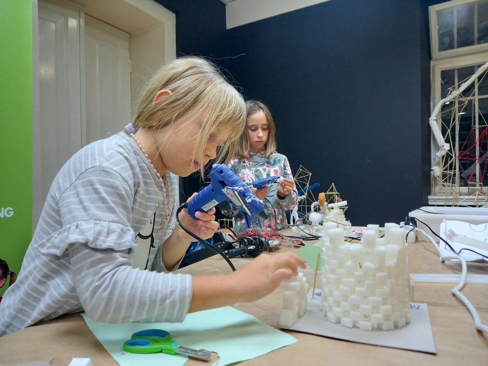 Upišite svoju djecu u radionice Arkki: Gradit će najveće tornjeve, snježne dvorce i svoje skulpture! 