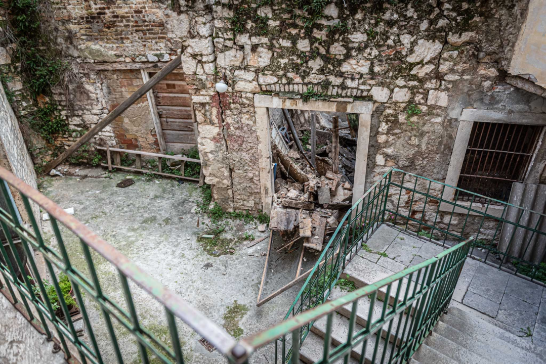 Urušio se dio stare kamene kuće u gradskoj jezgri: 'Mislili smo da je potres, tužno je što centar grada ovako propada' 