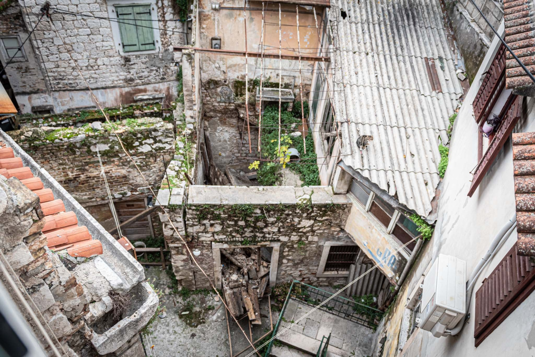 Urušio se dio stare kamene kuće u gradskoj jezgri: 'Mislili smo da je potres, tužno je što centar grada ovako propada' 