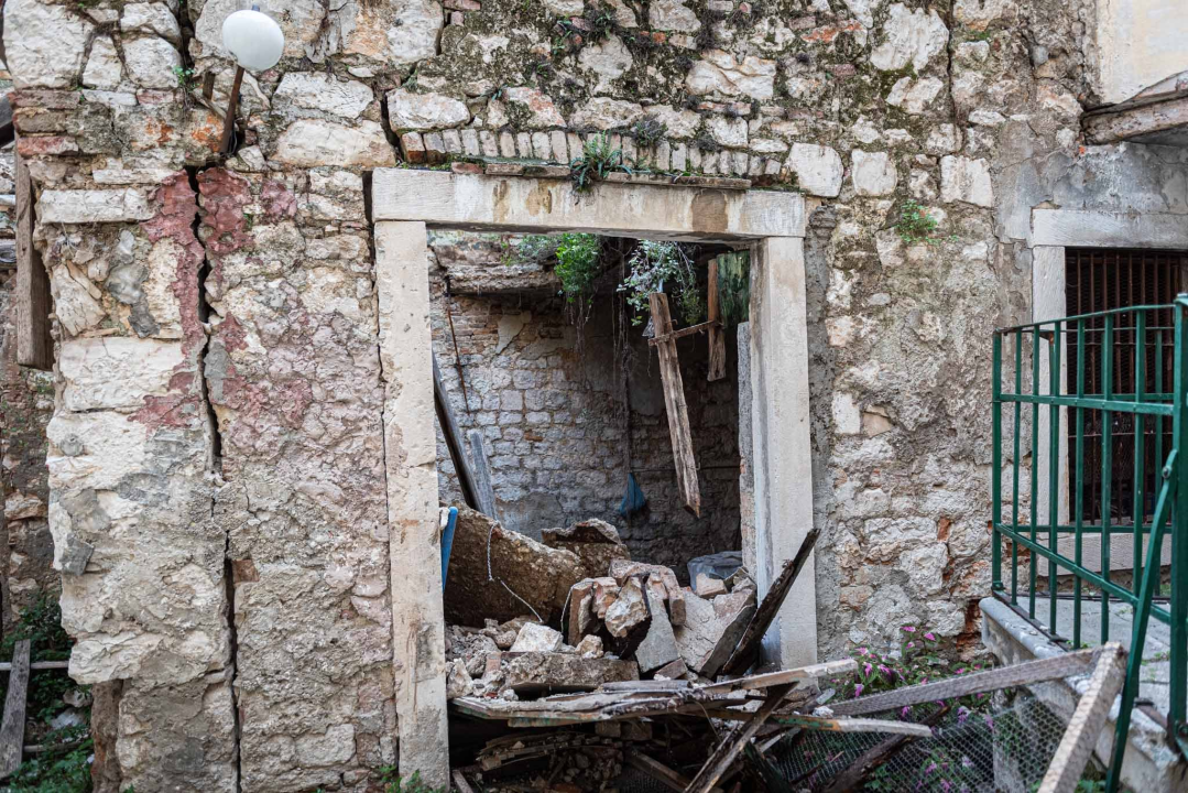Urušio se dio stare kamene kuće u gradskoj jezgri: 'Mislili smo da je potres, tužno je što centar grada ovako propada' 