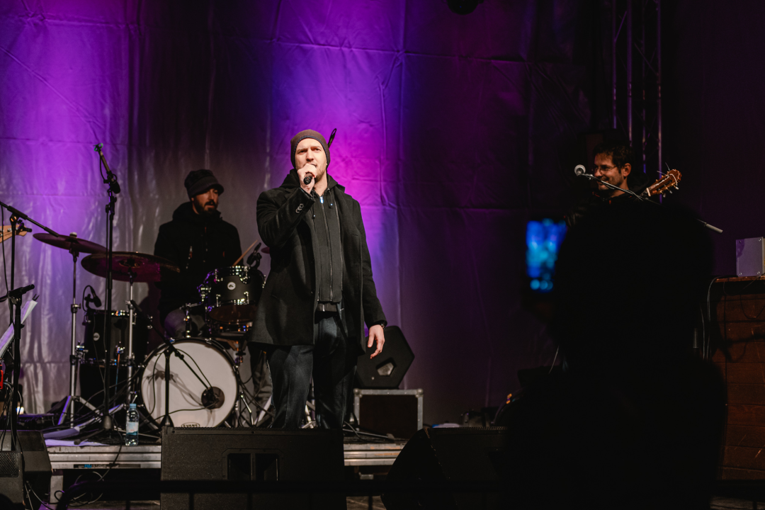 Kralj prvih plesova svojim baladama ugrijao srca Adventurista u Parkiću