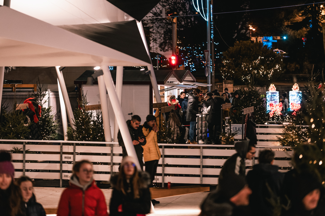 Bajkovito disco klizalište zvijezda na vrhu šibenske Adventure!