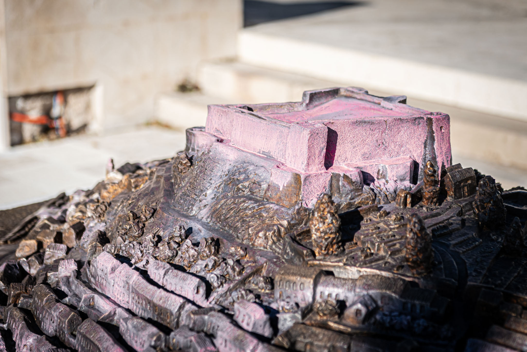 Neka budala išarala je ružičastom bojom brončani Vilin reljef Šibenika pred gradskom upravom 