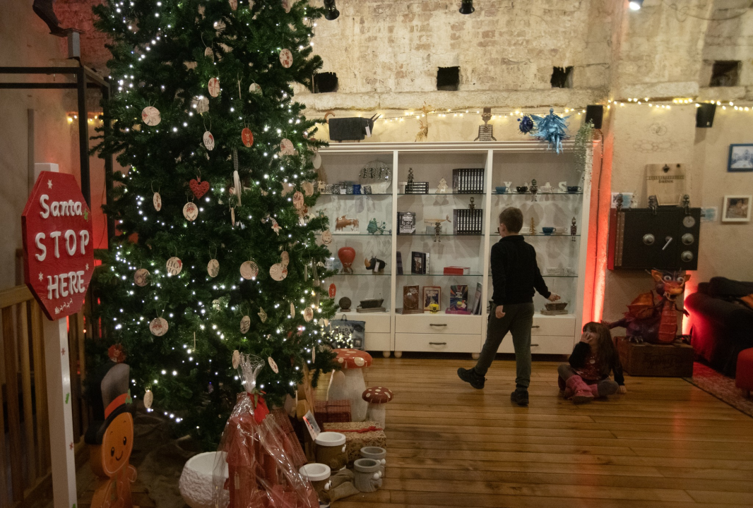 Otvoren Božićni tinel u Azimutu: Prodajna izložba u čarobnom ambijentu
