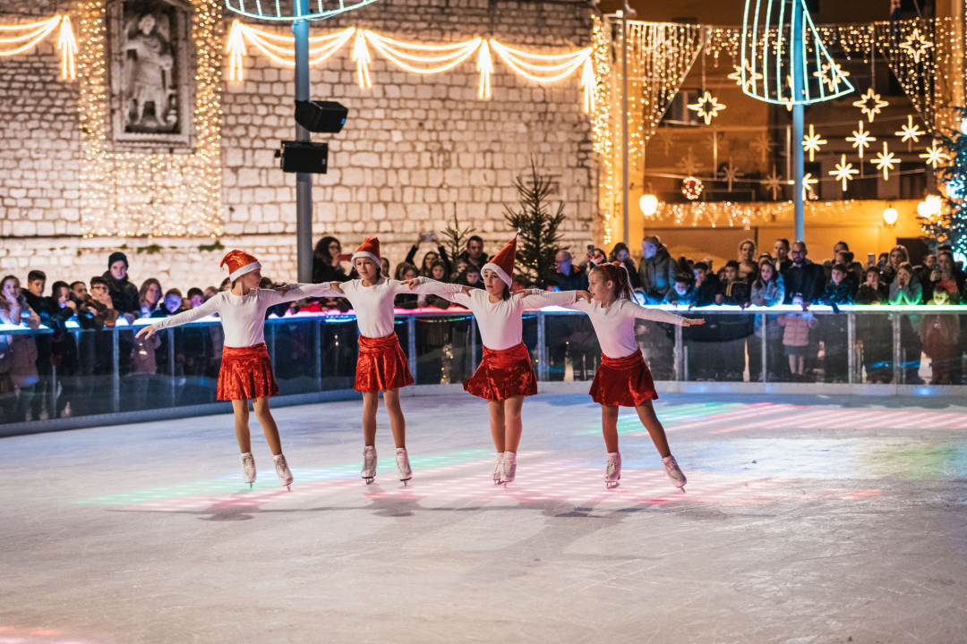Ledeni spektakl na Vitićevom moru: Zagrebačke pahuljice očarale Adventuriste u Šibeniku 
