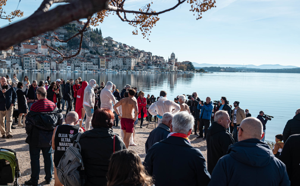Odvažnih 12 okupalo se na Banju u podne na samu Novu godinu: 'Ovo nije hladna voda'