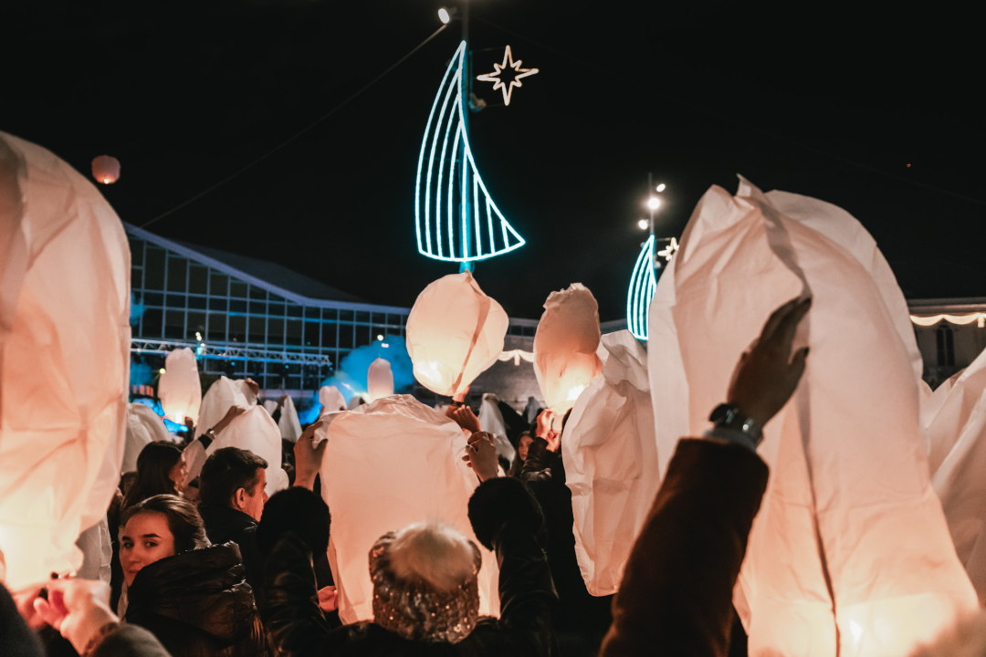 Na Poljani pušteni lampioni za Kiaru: Prekrasni prizori u mirnoj novogodišnjoj noći