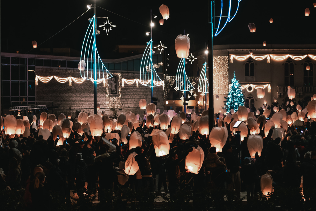 Na Poljani pušteni lampioni za Kiaru: Prekrasni prizori u mirnoj novogodišnjoj noći
