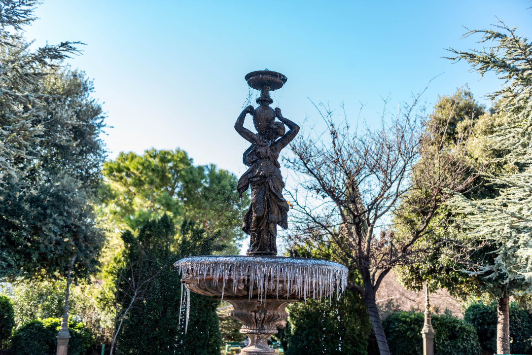 Zaledila fontana: Prije nego posegnete za mobitelom fotkati ovaj prizor u đardinu, pripazite gdje stajete