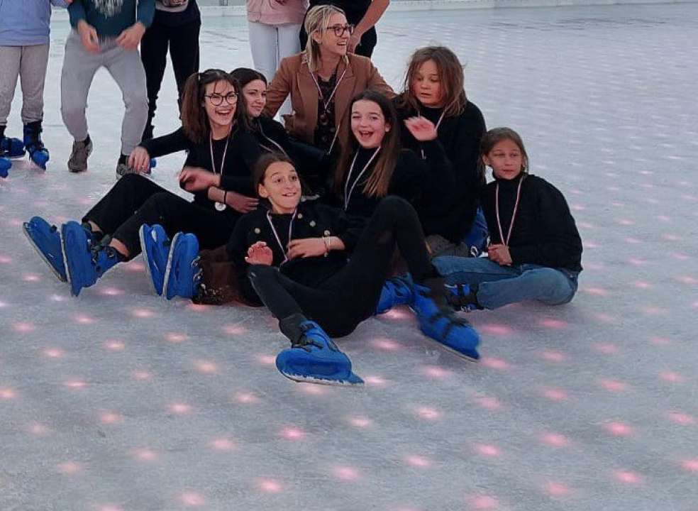 Održana 'Šibenska zimska Olimpijada': Pet ekipa odmjerilo snage na ledu, Jurini Jazavci pobijedili