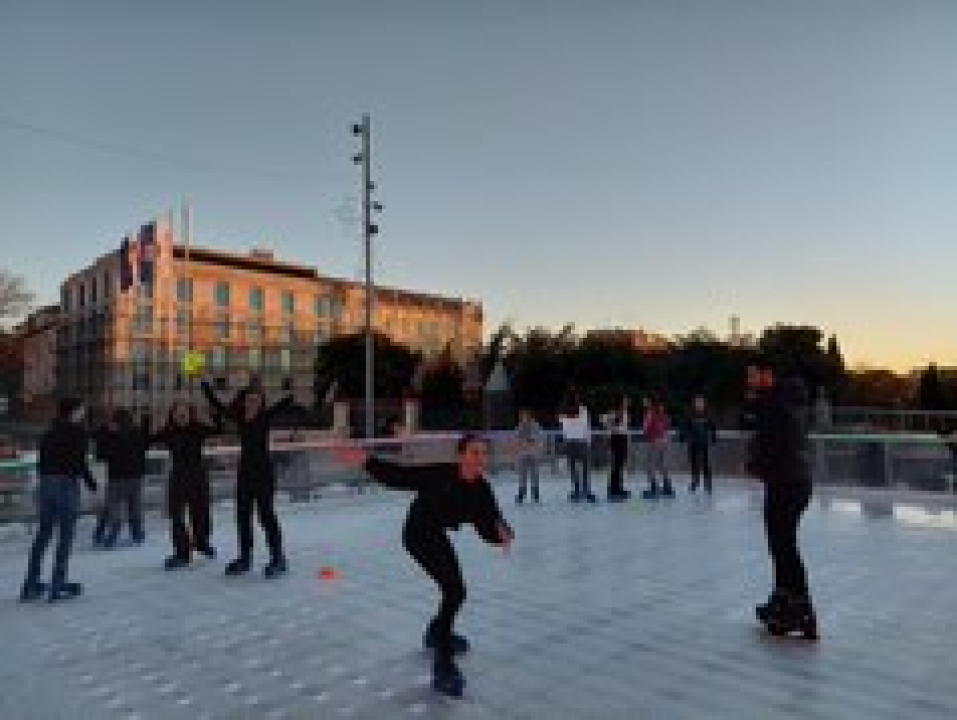 Održana 'Šibenska zimska Olimpijada': Pet ekipa odmjerilo snage na ledu, Jurini Jazavci pobijedili