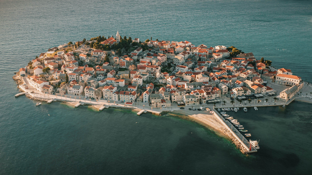 Nora Van Elken snimila set na primoštenskoj plaži, gledat će ga 10 milijuna pratitelja ‘Chill Nationa’