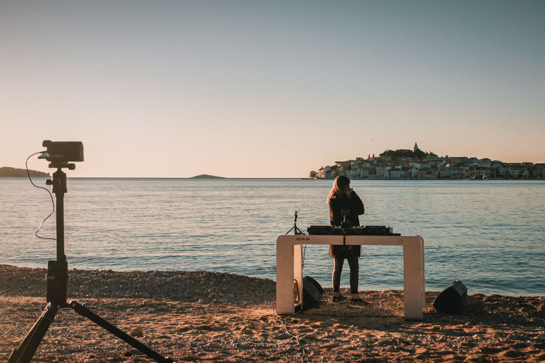Nora Van Elken snimila set na primoštenskoj plaži, gledat će ga 10 milijuna pratitelja ‘Chill Nationa’