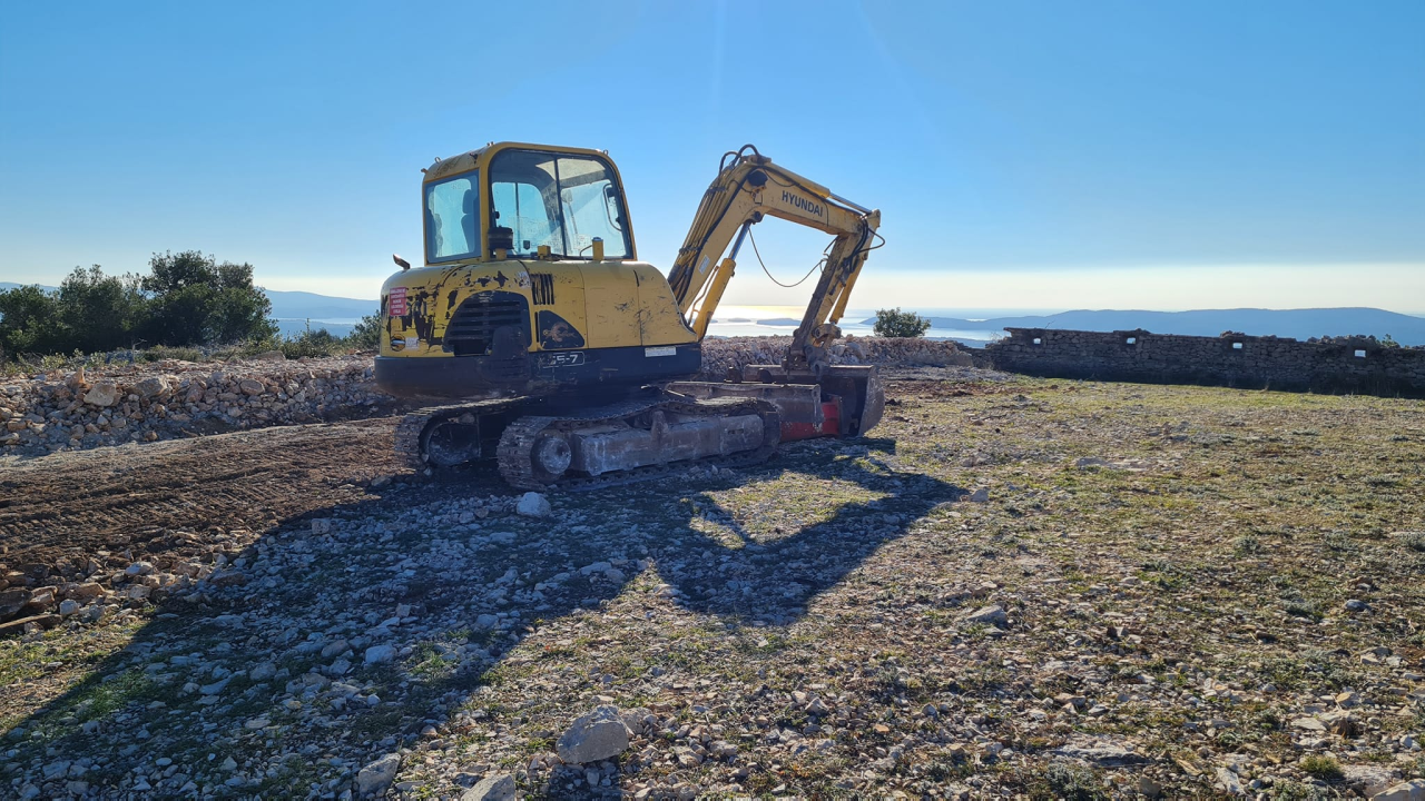 Poviše Šubićevca srušena stara vojna zgrada, bager ravna teren: 'Gradit će se kuća, u bunkerima će biti spavaonice'