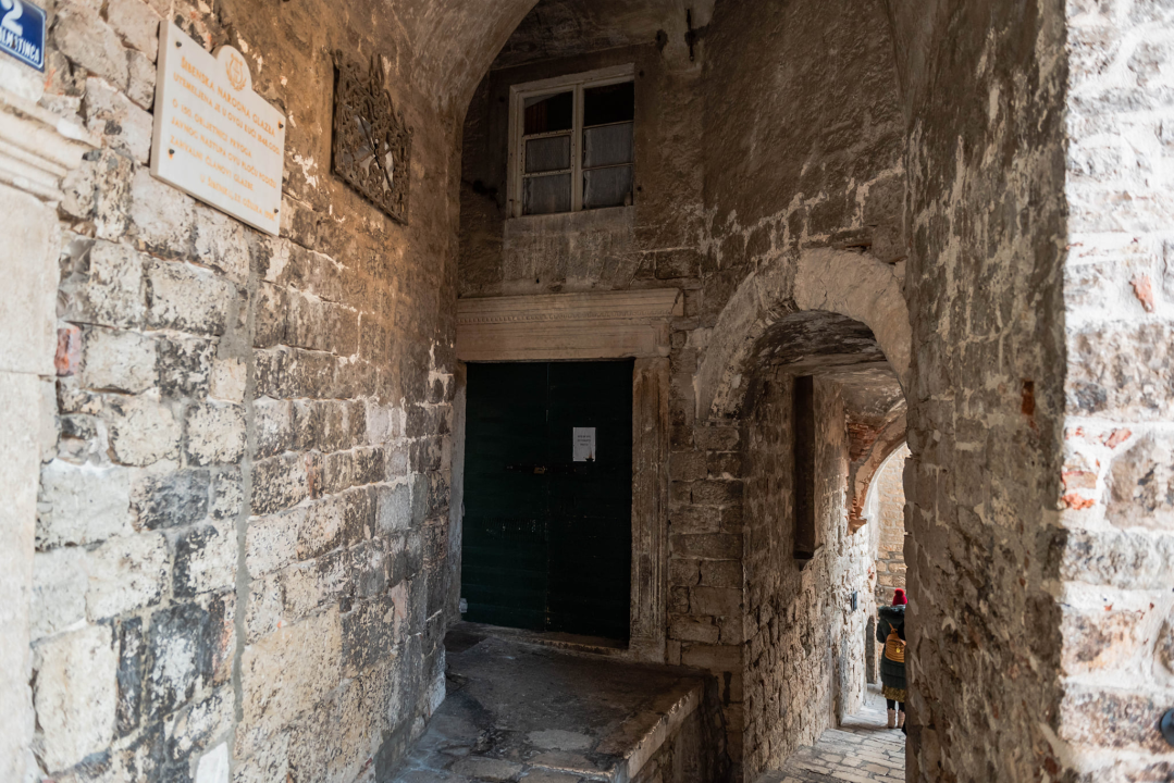 Počinje obnova najstarije šibenske ulice: Uskoro uređenje svodova srednjovjekovne kule kod bunara, starih grbova, kamena i freski 