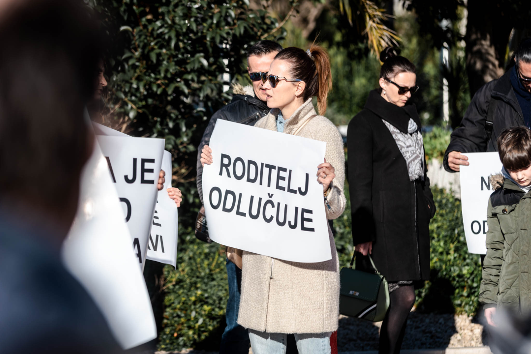 Opet prosvjedi protiv covid mjera: Antivaksersko društvo krenulo od Županije prema HZJZ-u  