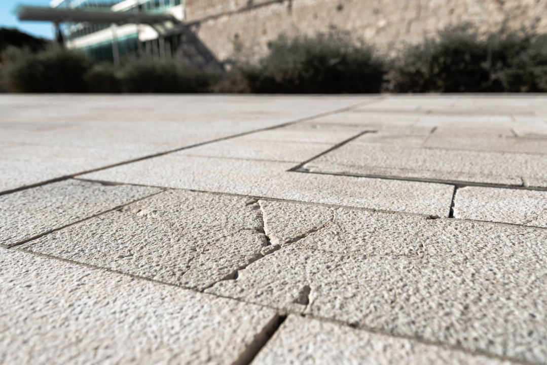 Stroj za čišćenje uništio dio kamenih ploča na Poljani: 'Bilo je sigurno da će se to dogoditi'