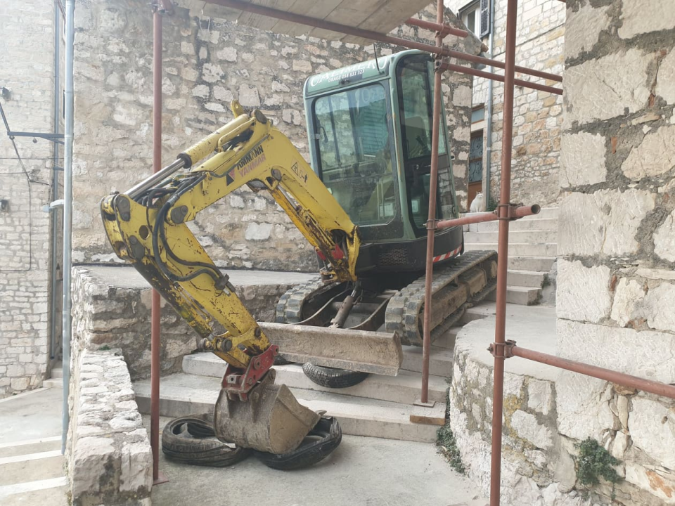 Stanovnike Gorice zgrozio bager u uličici: 'Oštetio je skale, ovo se ne smije dozvoliti!'