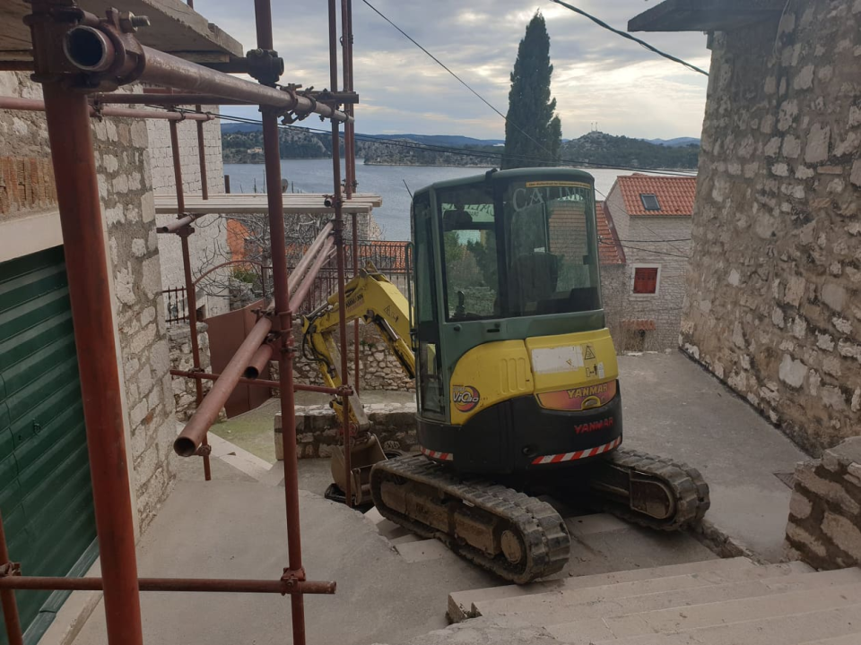 Stanovnike Gorice zgrozio bager u uličici: 'Oštetio je skale, ovo se ne smije dozvoliti!'