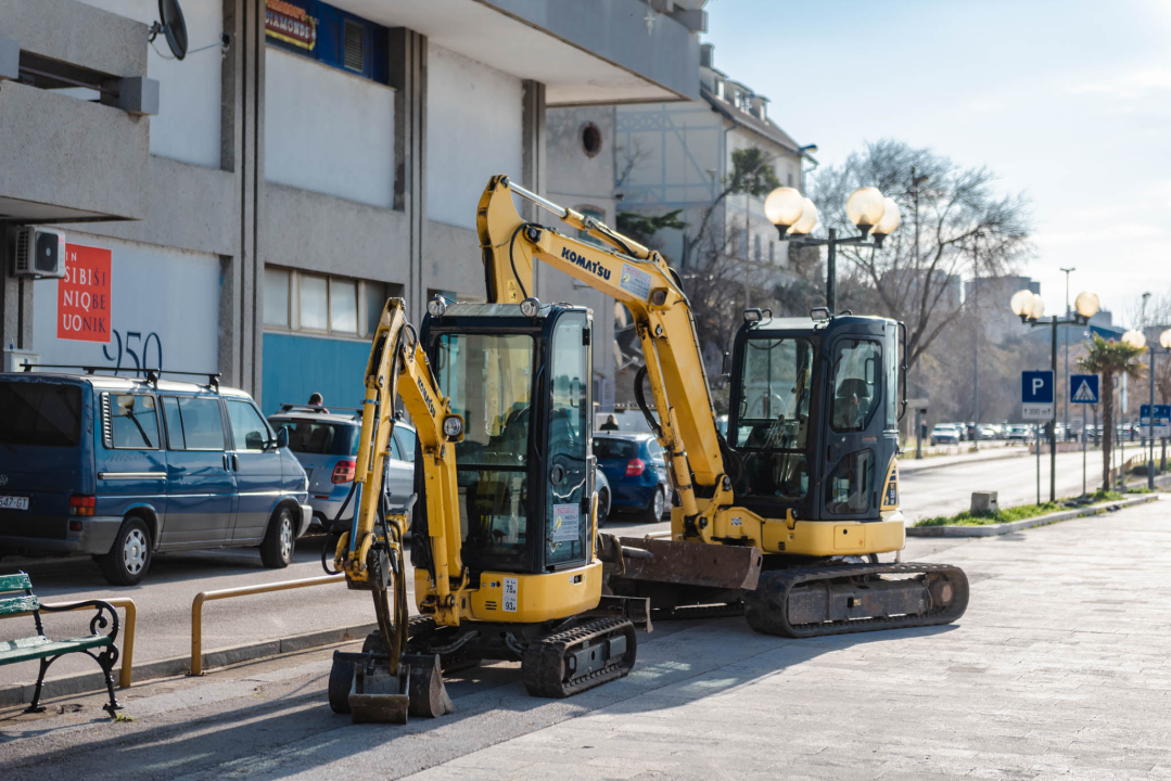 Počeli radovi na rivi: Prvo mijenjaju rasvjetne stupove na potezu od kolodvora prema mulu Krke 