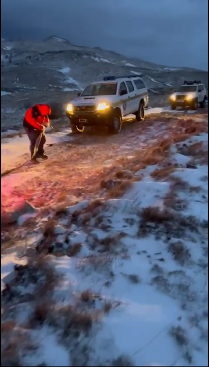 Auto zameo snijeg jučer na Dinari: Putnike i vozilo spasili splitski HGSS-ovci