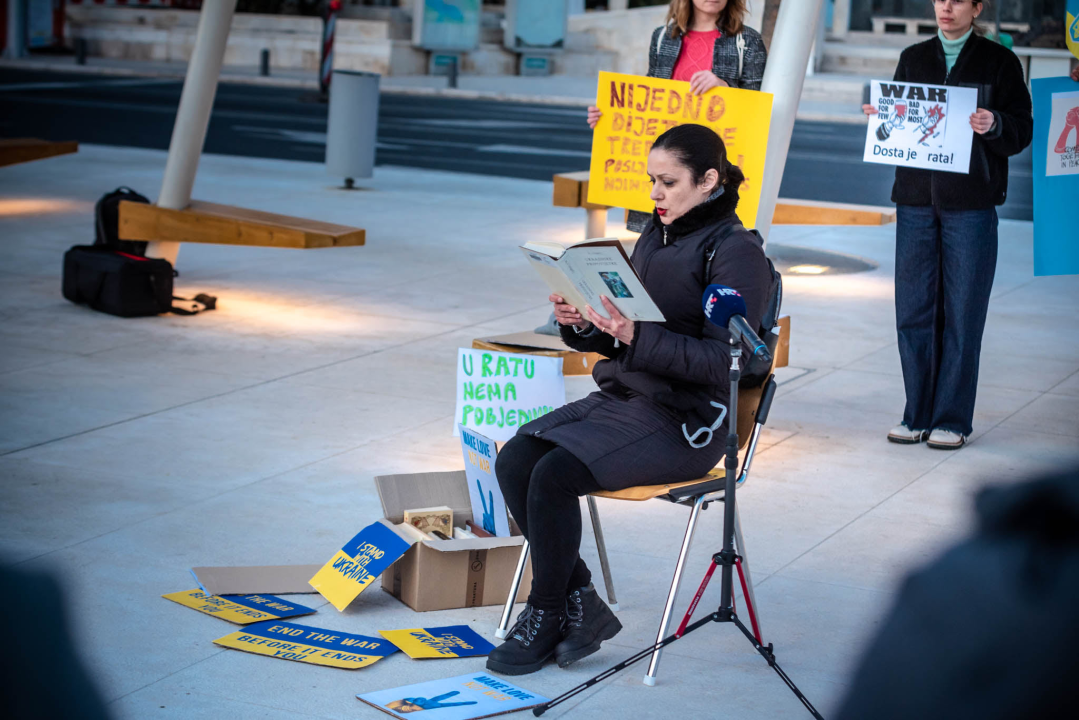 Tridesetak Šibenčana okupilo se na Poljani: Mirno se prosvjedovalo protiv rata u Ukrajini 