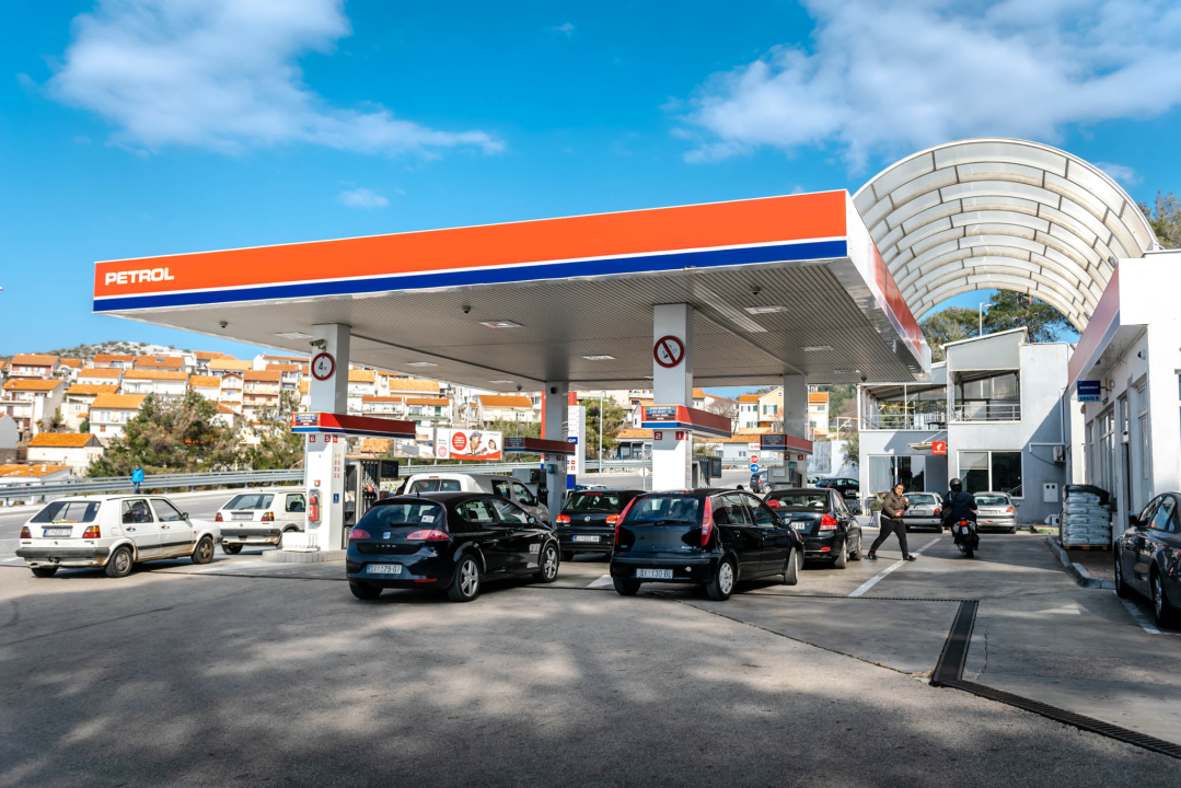 Gorivo od ponoći poskupljuje, gužve na benzinskim postajama u Šibeniku: Vlada objavila nove cijene