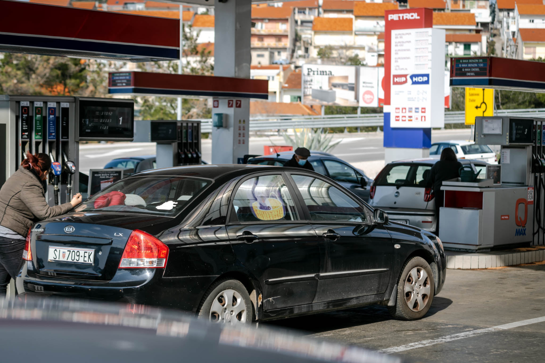 Gorivo od ponoći poskupljuje, gužve na benzinskim postajama u Šibeniku: Vlada objavila nove cijene