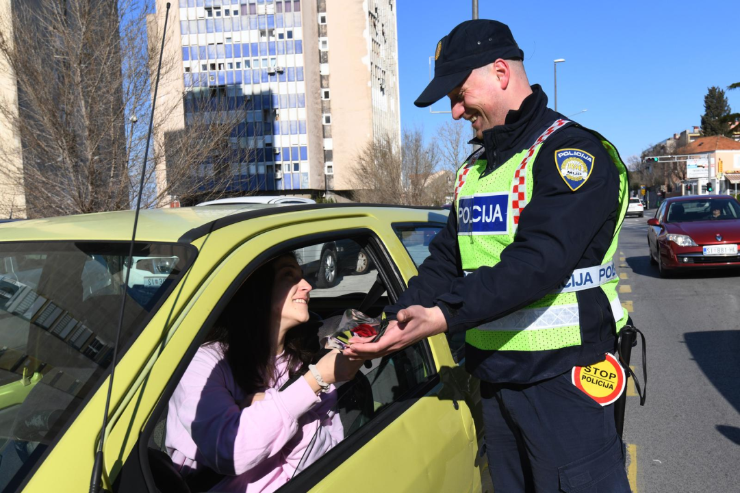 Prometna zaustavlja, ali ne piše kazne: Policajci vozačicama čestitali Dan žena 