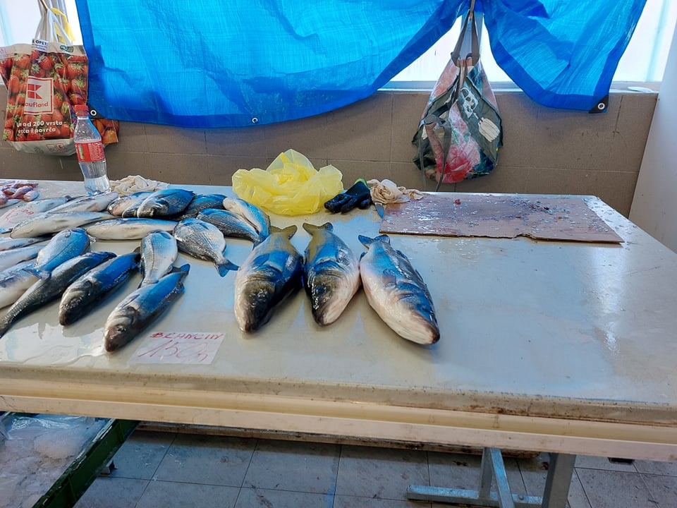 Na peškariji skromna ponuda zbog bure: Srdele, brancini i jedna murina