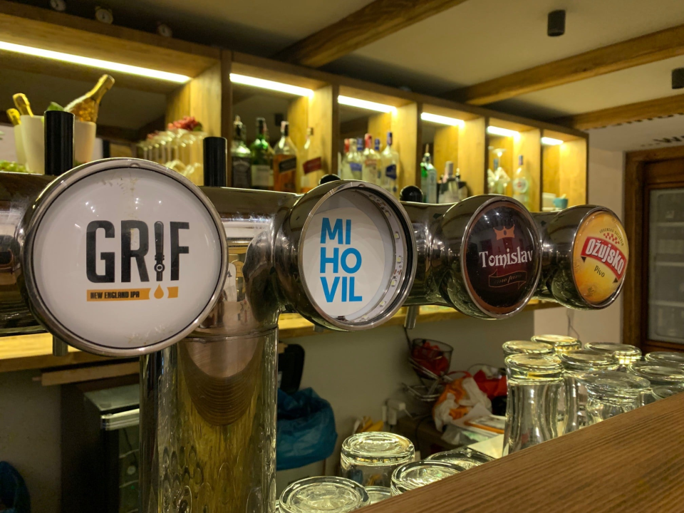 Posjetite bistro Bava i uživajte u bogatom izboru hrane i pića!