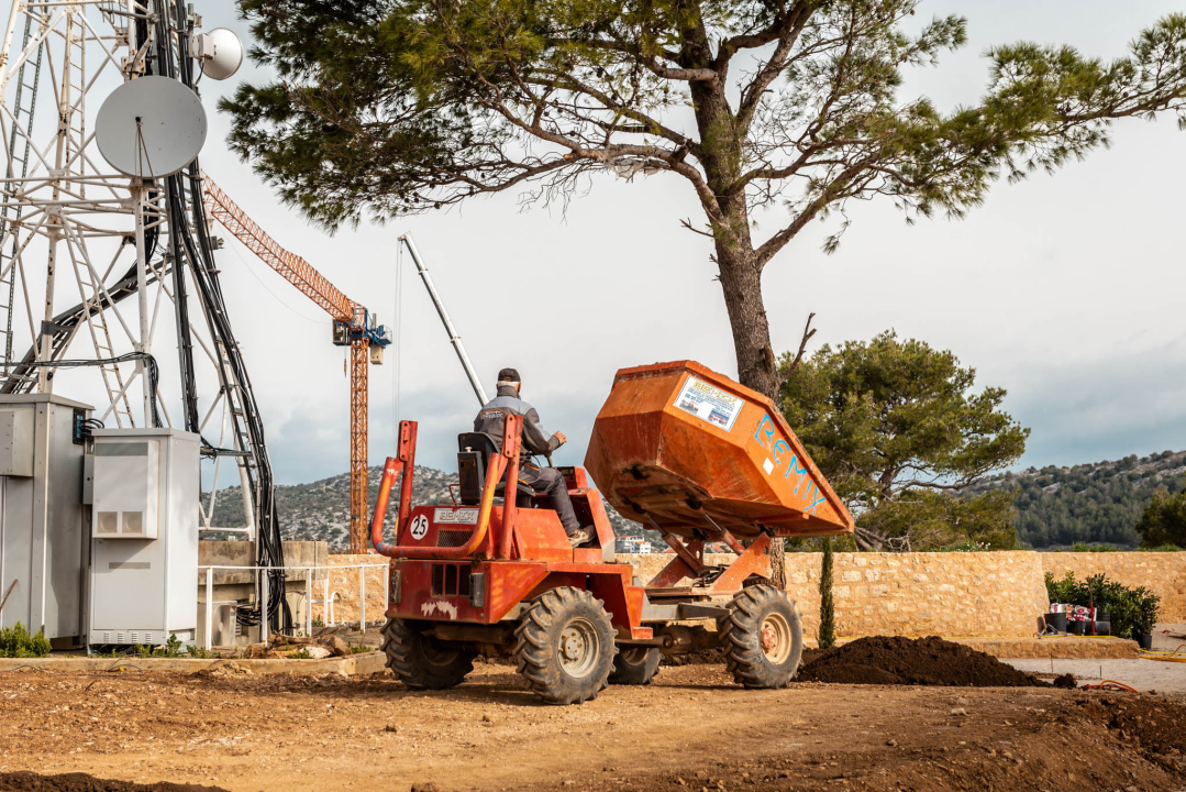 Sv. Ivan u niskom startu: Sređuju se zelene površine, stiže namještaj za dvorane, a uređenje parkinga će pričekati 