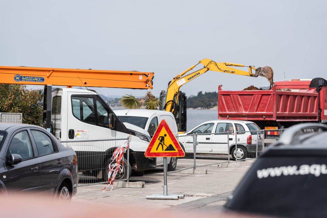 Mehanizacija stigla i u Dolac: Nastavlja se zamjena javne rasvjete na šibenskoj rivi