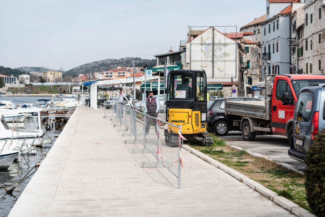 Mehanizacija stigla i u Dolac: Nastavlja se zamjena javne rasvjete na šibenskoj rivi