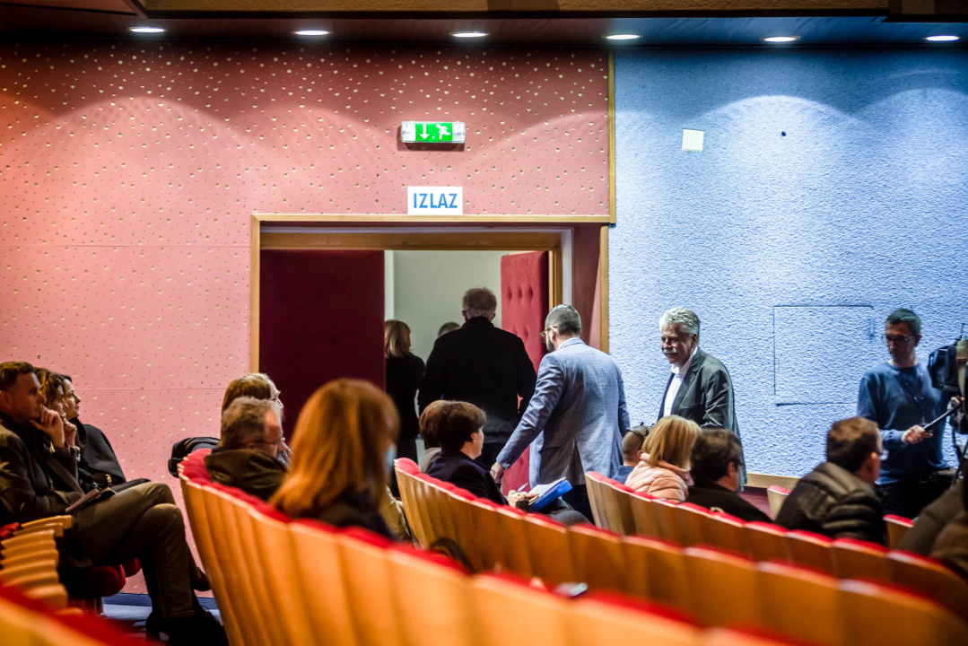 Prilično loša predstava na sjednici Županijske skupštine u drniškom kinu: Bilo je i kokica 