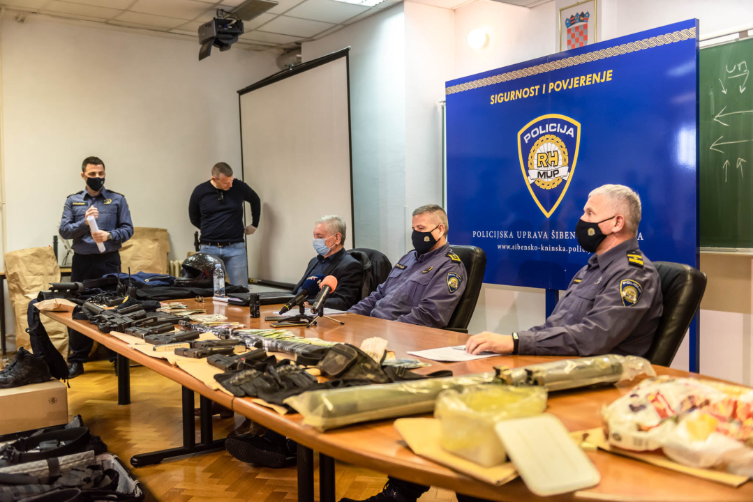 Uhićen 53-godišnjak koji je u 13 godina počinio 9 pljački: Našli mu strojnicu, zolju, pištolje, policijske oznake koje je koristio...