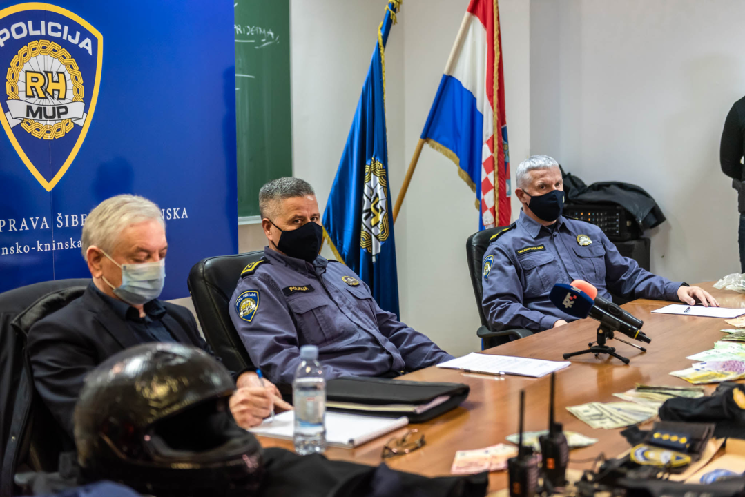 Uhićen 53-godišnjak koji je u 13 godina počinio 9 pljački: Našli mu strojnicu, zolju, pištolje, policijske oznake koje je koristio...