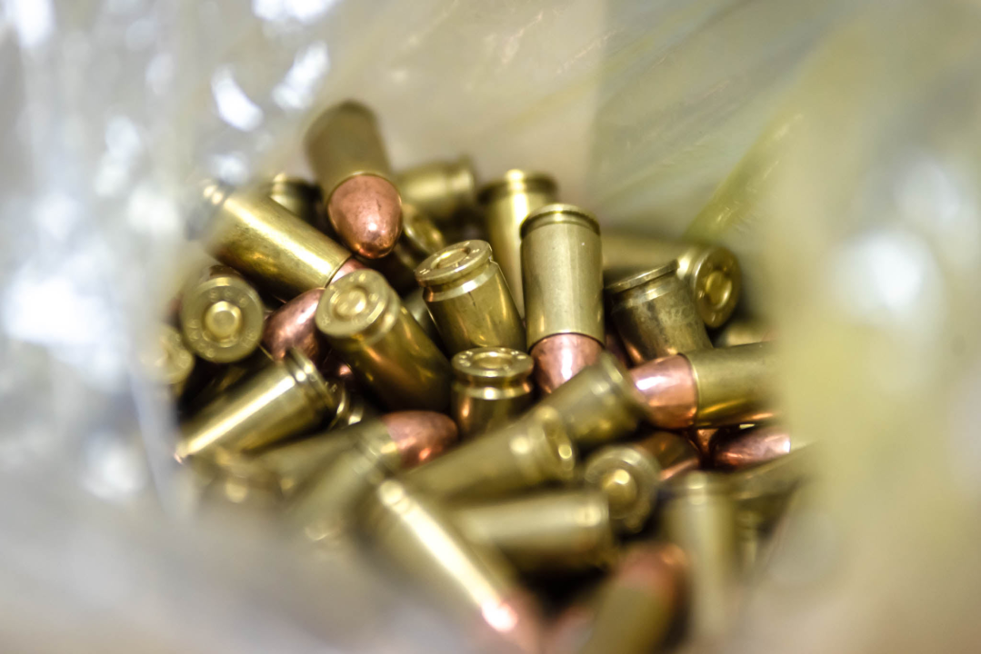 Uhićen 53-godišnjak koji je u 13 godina počinio 9 pljački: Našli mu strojnicu, zolju, pištolje, policijske oznake koje je koristio...