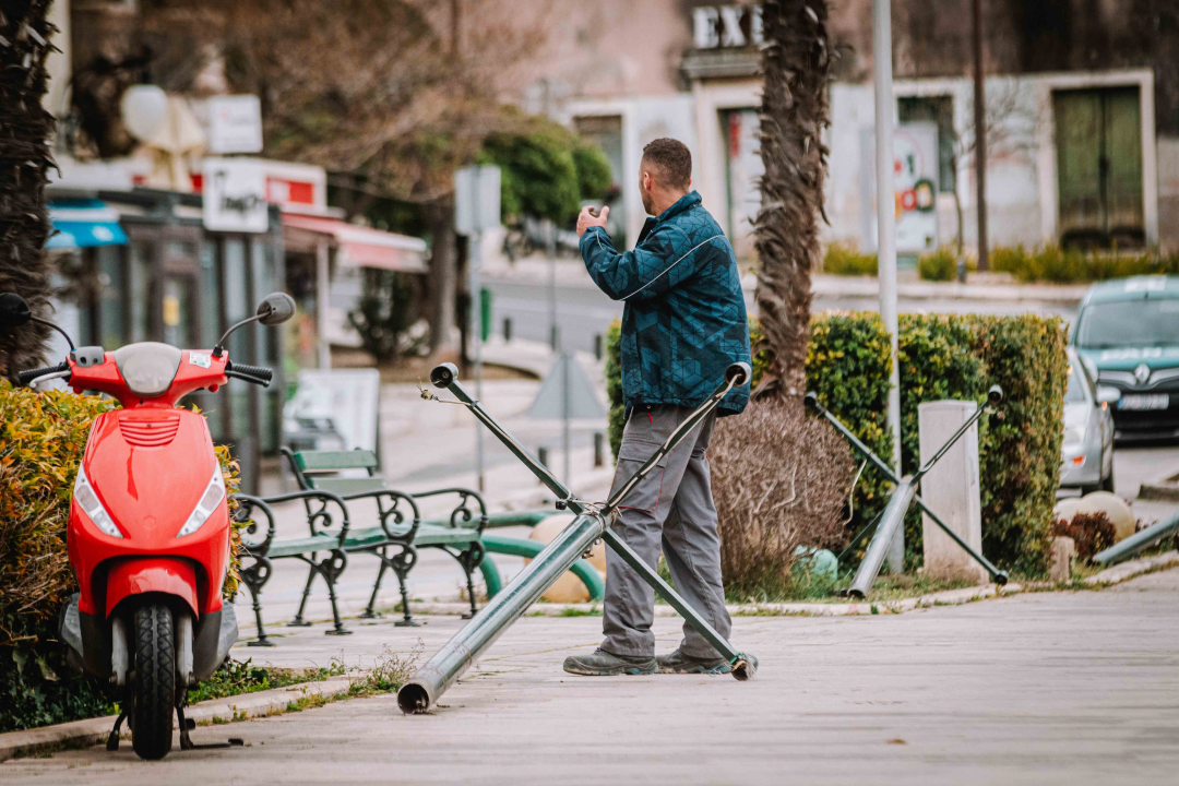 Postavljanje nove rasvjete na rivi dobro napreduje, zasvijetlit će za mjesec dana