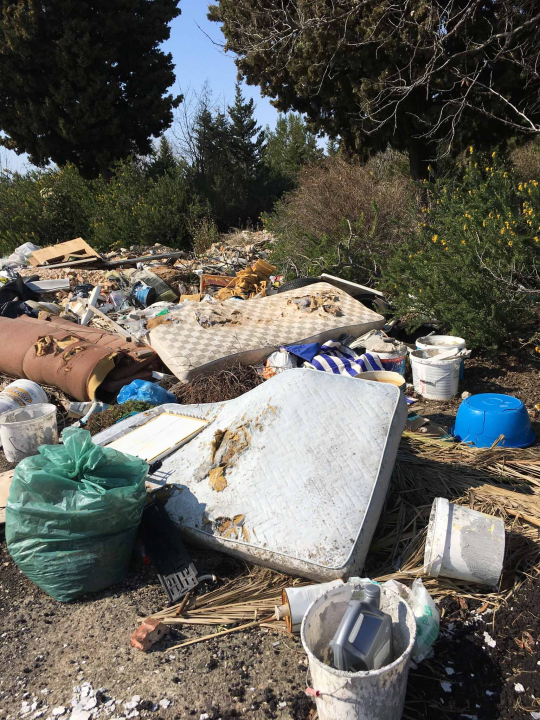 Stara rasvjeta s rive završila na TEF-u okružena tonama građevinskog i drugog otpada!