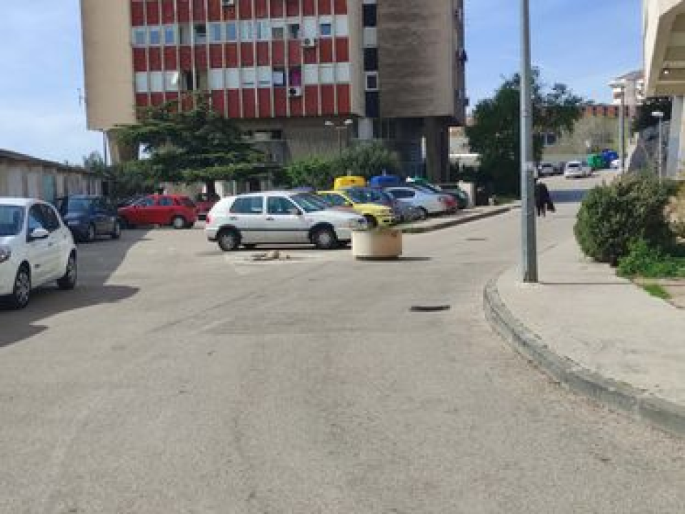 Netko je ogroman pitar ostavio na cesti ispod Plavog nebodera: 'Užasno je težak, nije se ovo moglo na ruke' 