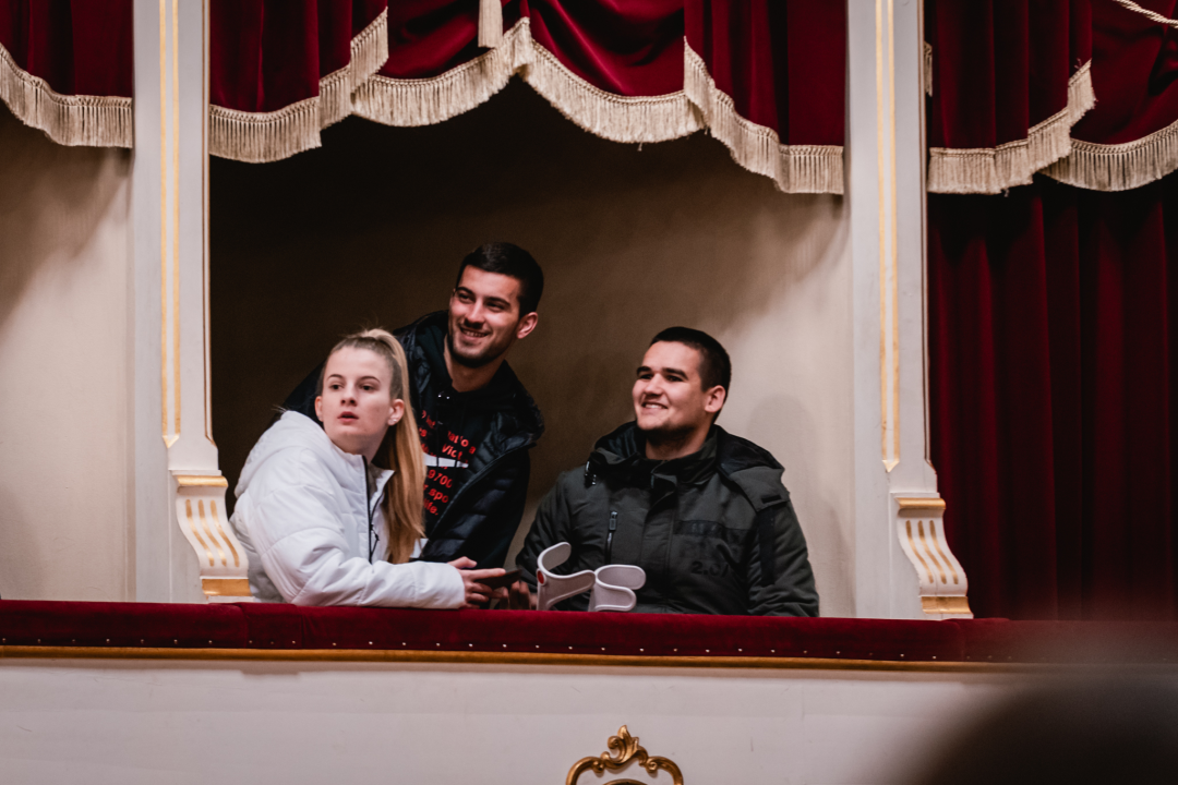 Smijeh i suze za Luku Škarića koji je iz publike gledao prijatelje kako mu ‘Mojom pričom’ skupljaju novac za operaciju