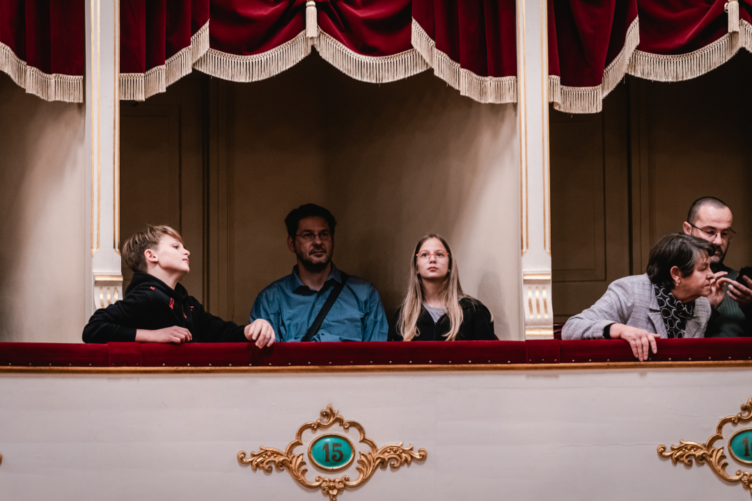 Smijeh i suze za Luku Škarića koji je iz publike gledao prijatelje kako mu ‘Mojom pričom’ skupljaju novac za operaciju