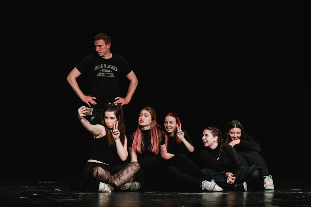 Smijeh i suze za Luku Škarića koji je iz publike gledao prijatelje kako mu ‘Mojom pričom’ skupljaju novac za operaciju